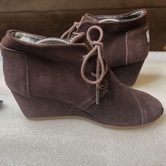 TOMS Women 7 Chocolate Brown Suede Desert Wedge Booties 2.5" - Picture 2 of 6
